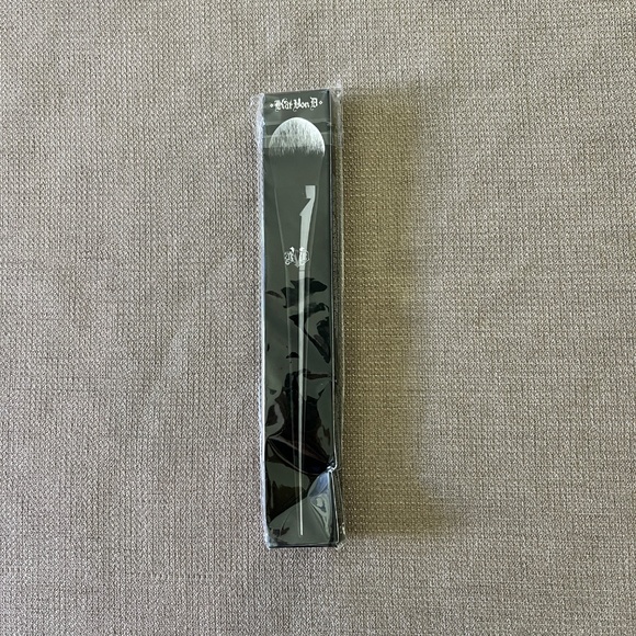 KAT VON D: Lock-it precision powder brush #25 NEW AND SEALED - Picture 2 of 3